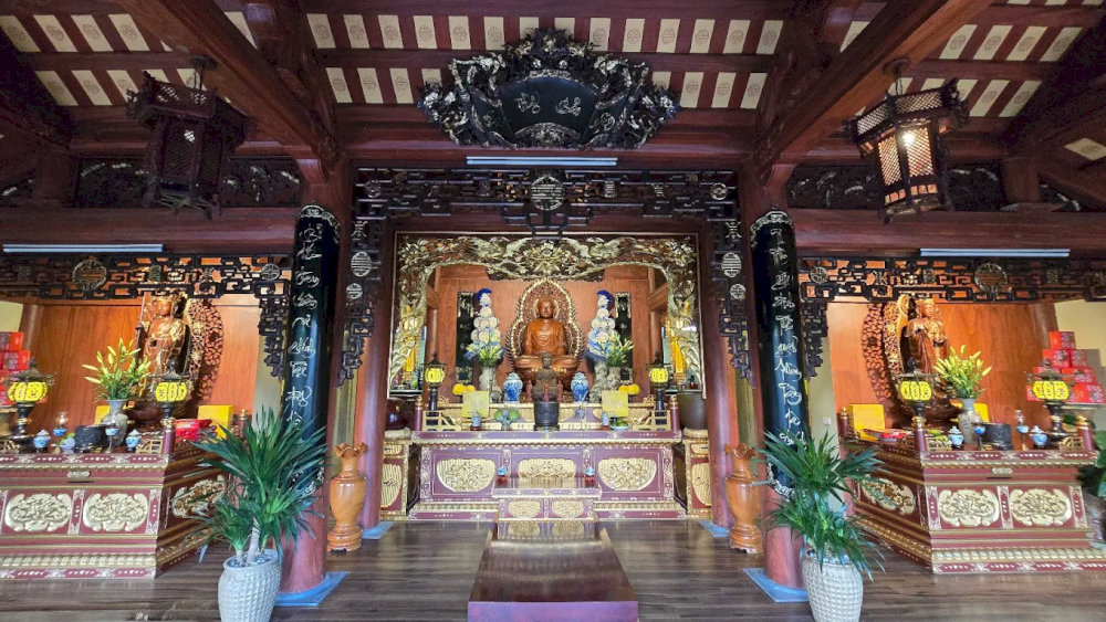 Chánh điện với kiến trúc gỗ truyền thống cầu kỳ
